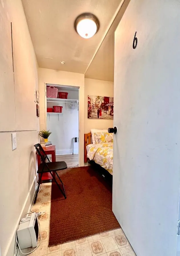 Tiny Private Room Seattle 0*,