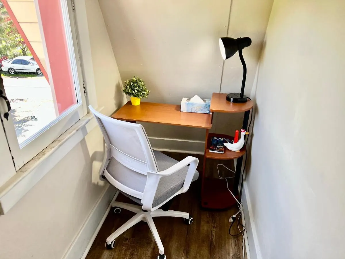 Tiny Private Room Seattle Homestay