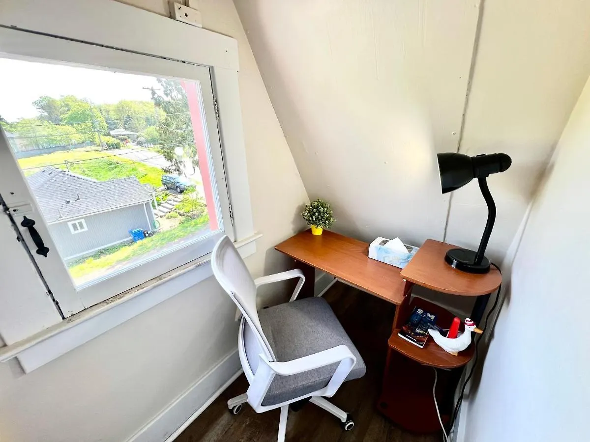 Tiny Private Room Seattle Homestay